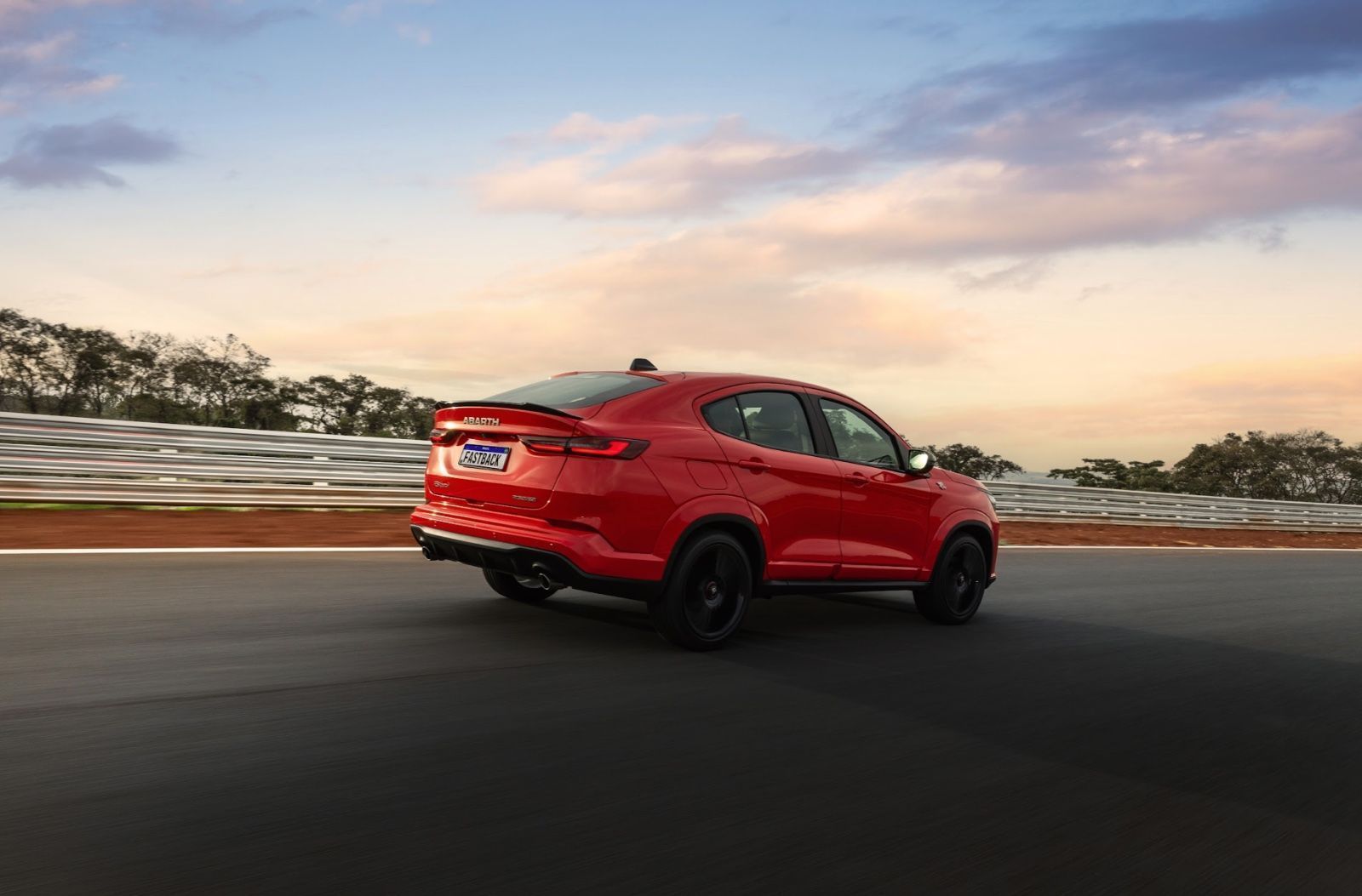 Linha 2026 do Fastback Abarth • Divulgação