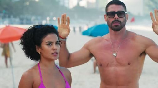 Maria de Fátima (Bella Campos) e César (Cauã Reymond) são flagrados em 'Vale Tudo"
