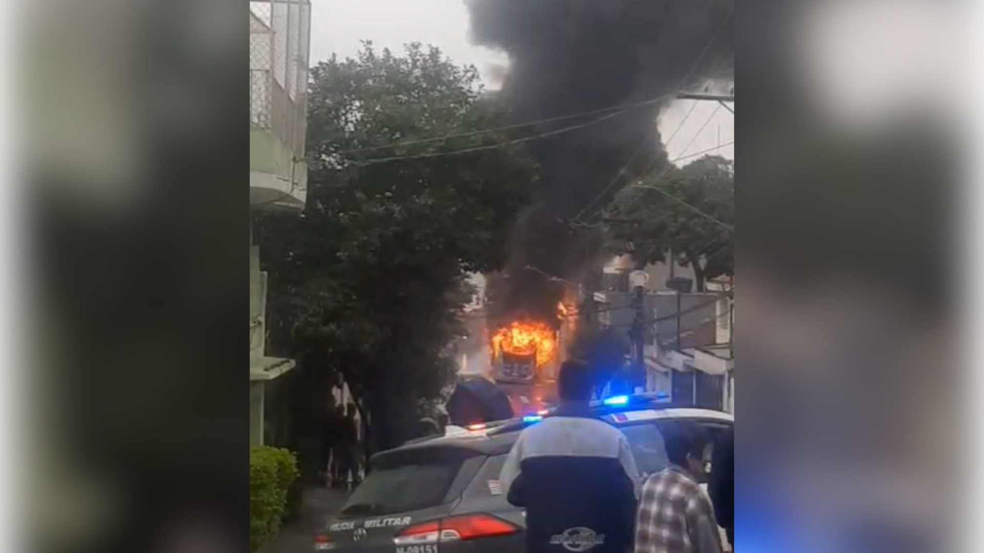 ÔNIBUS PEGA FOGO E CAUSA INCÊNDIO
