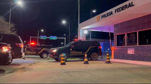 Carros da Polícia Federal em frente à Polícia Federal; está noite