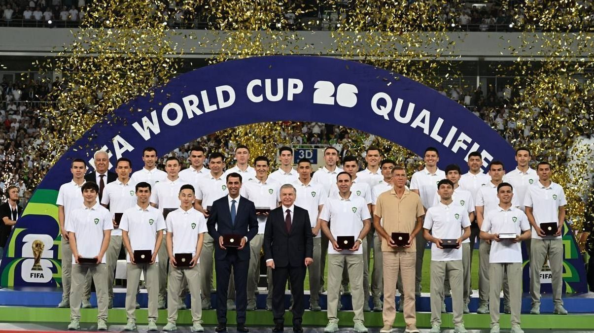 Jogadores do Uzbequistão são presenteados após vaga na Copa