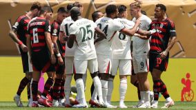 Jogadores de Flamengo e Chelsea se desentendem em jogo pelo Mundial