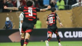 Arrascaeta e Pedro comemoram o primeiro gol do Flamengo em cima do Espérance no Mundial de Clubes