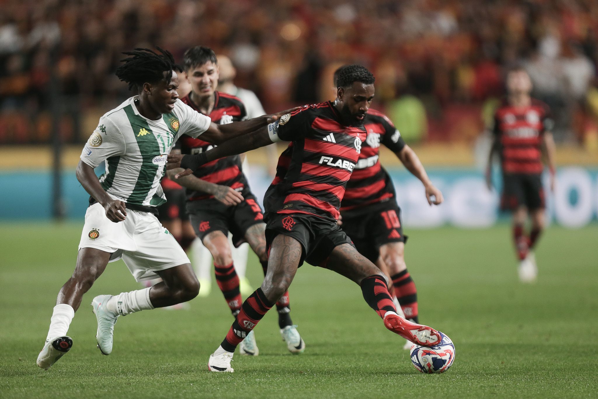 Gerson, do Flamengo, disputa bola com adversário do Espérance de Tunis no Mundial de Clubes