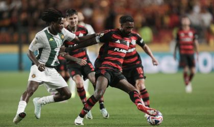 Gerson, do Flamengo, disputa bola com adversário do Espérance de Tunis no Mundial de Clubes