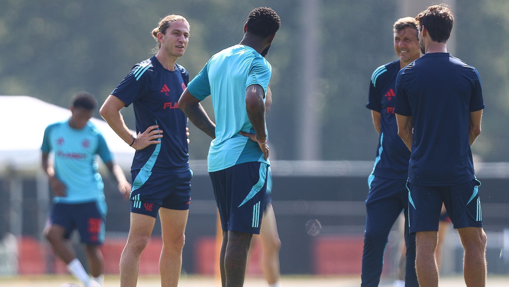 Filipe Luís conversa com Gerson durante treino do Flamengo