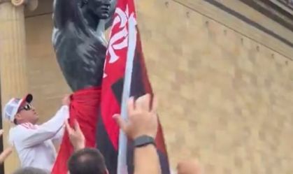 Torcedor do Flamengo arranca bandeira da Tunísia em estátua de Rocky Balboa