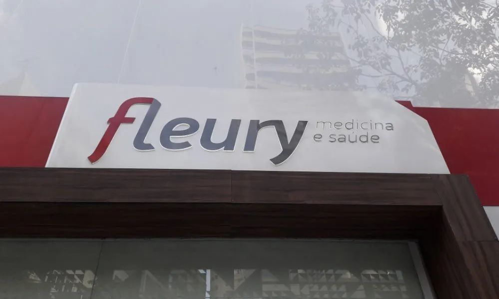 Fachada com logo do grupo Fleury.