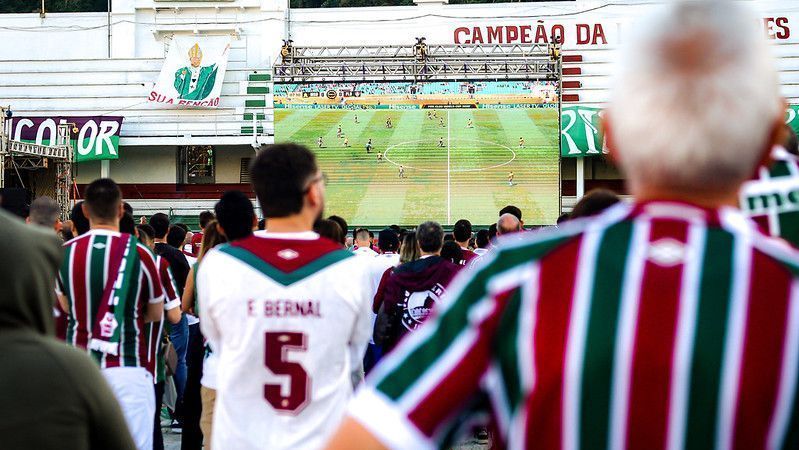 Torcedores do Fluminense assistem à jogo do Mundial nas Laranjeiras
