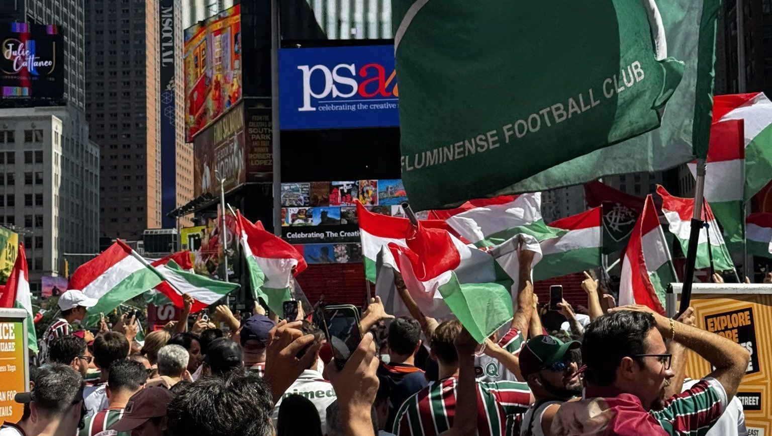 Torcedores do Fluminense fizeram festa na Times Square, em Nova Iorque
