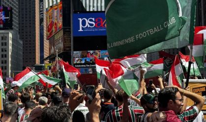 Torcida do Fluminense enche a Times Square e faz festa nos EUA; veja