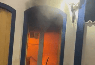 Vídeo: homem coloca fogo em agência bancária e ajuda a combater chamas
