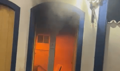 Vídeo: homem coloca fogo em agência bancária e ajuda a combater chamas