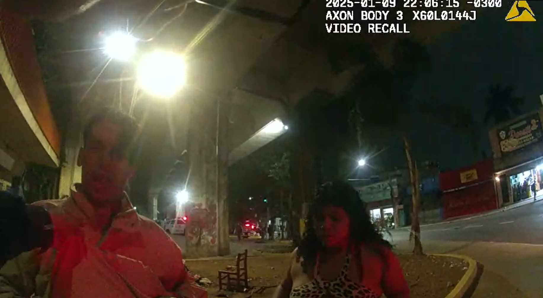Nas imagens é possível ver o desespero do rapaz ao ver a irmã caída