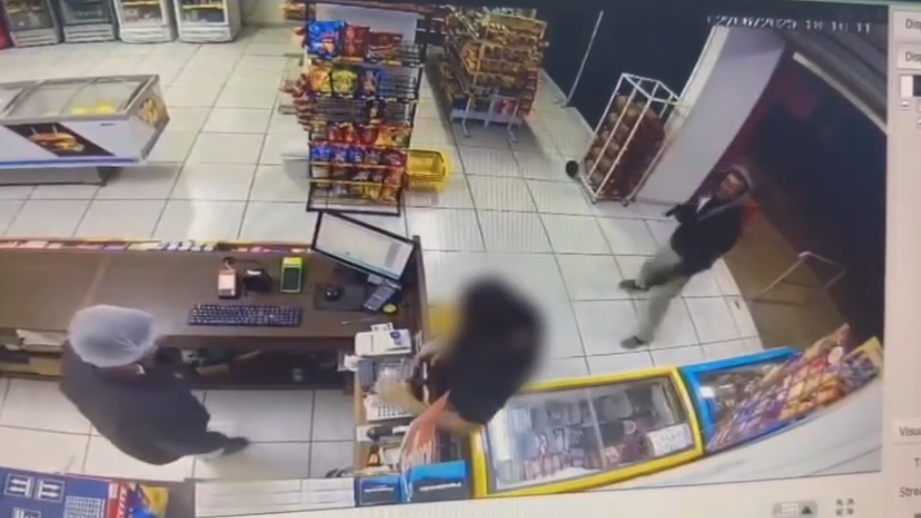 Vídeo: homem rouba dois estabelecimentos em SP