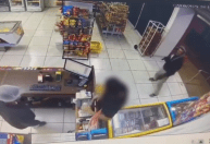 Vídeo: homem rouba dois estabelecimentos em SP