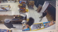 Vídeo: homem rouba dois estabelecimentos em SP