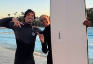 Lamine Yamal surfa com Gabriel Medina durante as férias no Brasil