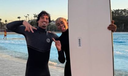 Lamine Yamal surfa com Gabriel Medina durante as férias no Brasil