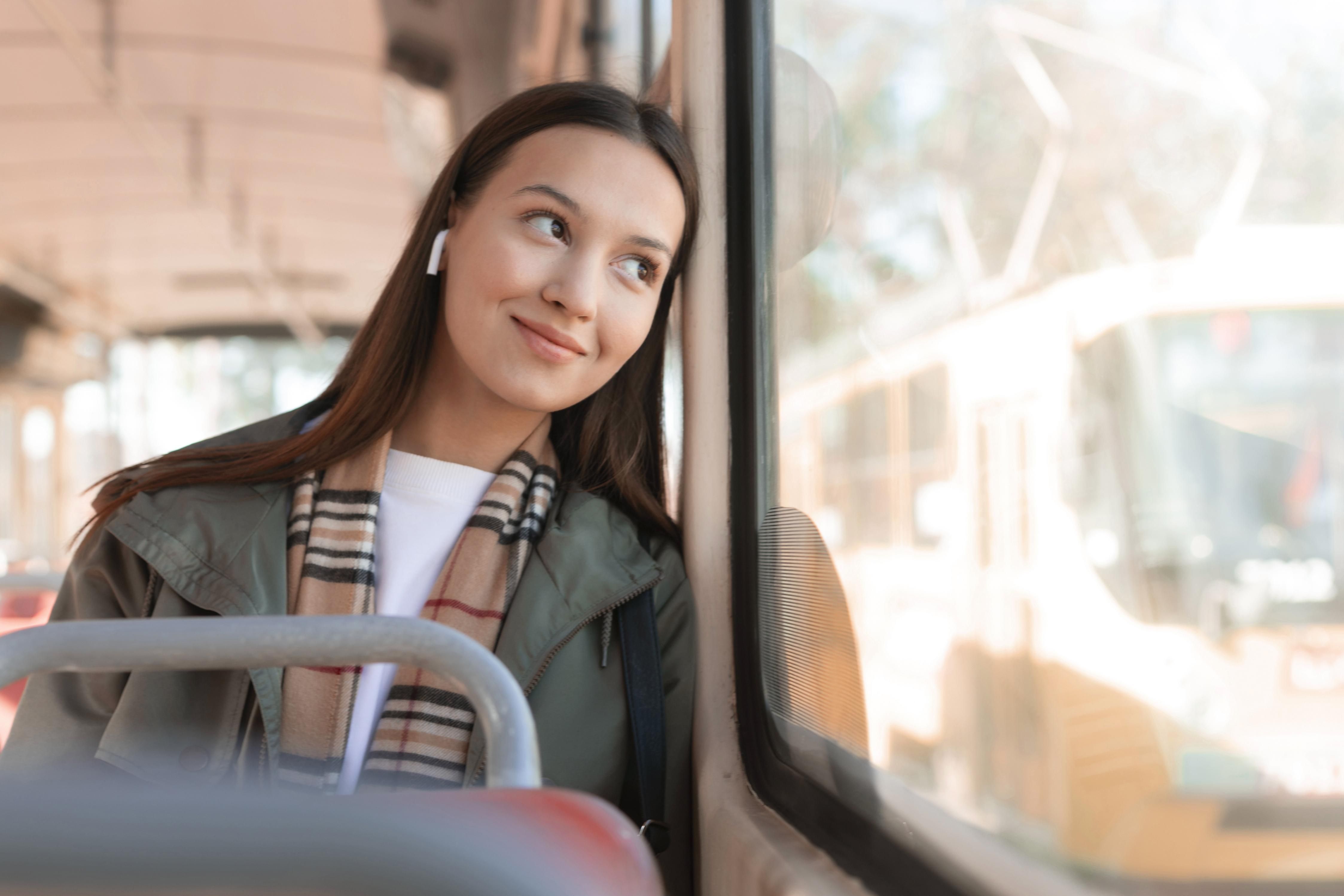 garota em ônibus