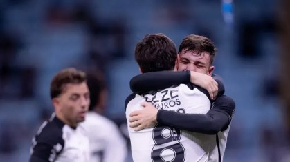 Garro e Bidon durante empate entre Corinthians e Grêmio