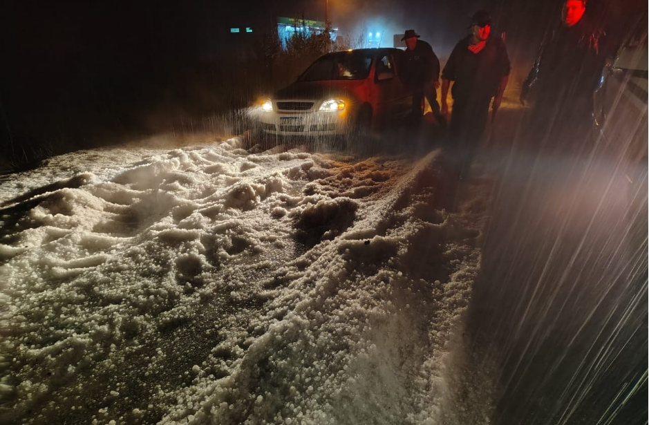 Estrada ficou coberta de gelo e precisou ser interditada após chuva de granizo no Rio Grande do Sul • Reprodução/Hotel Fazenda Recanto do Lago