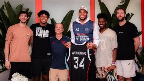 Giannis Antetokounmpo posa com a camisa do FlaBasquete