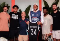 Astro da NBA posa com camisa do Flamengo em inauguração de quadra no Rio
