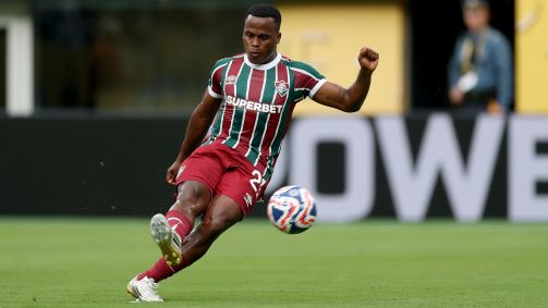 Jhon Arias cobra falta para marcar golaço em Fluminense x Ulsan HD