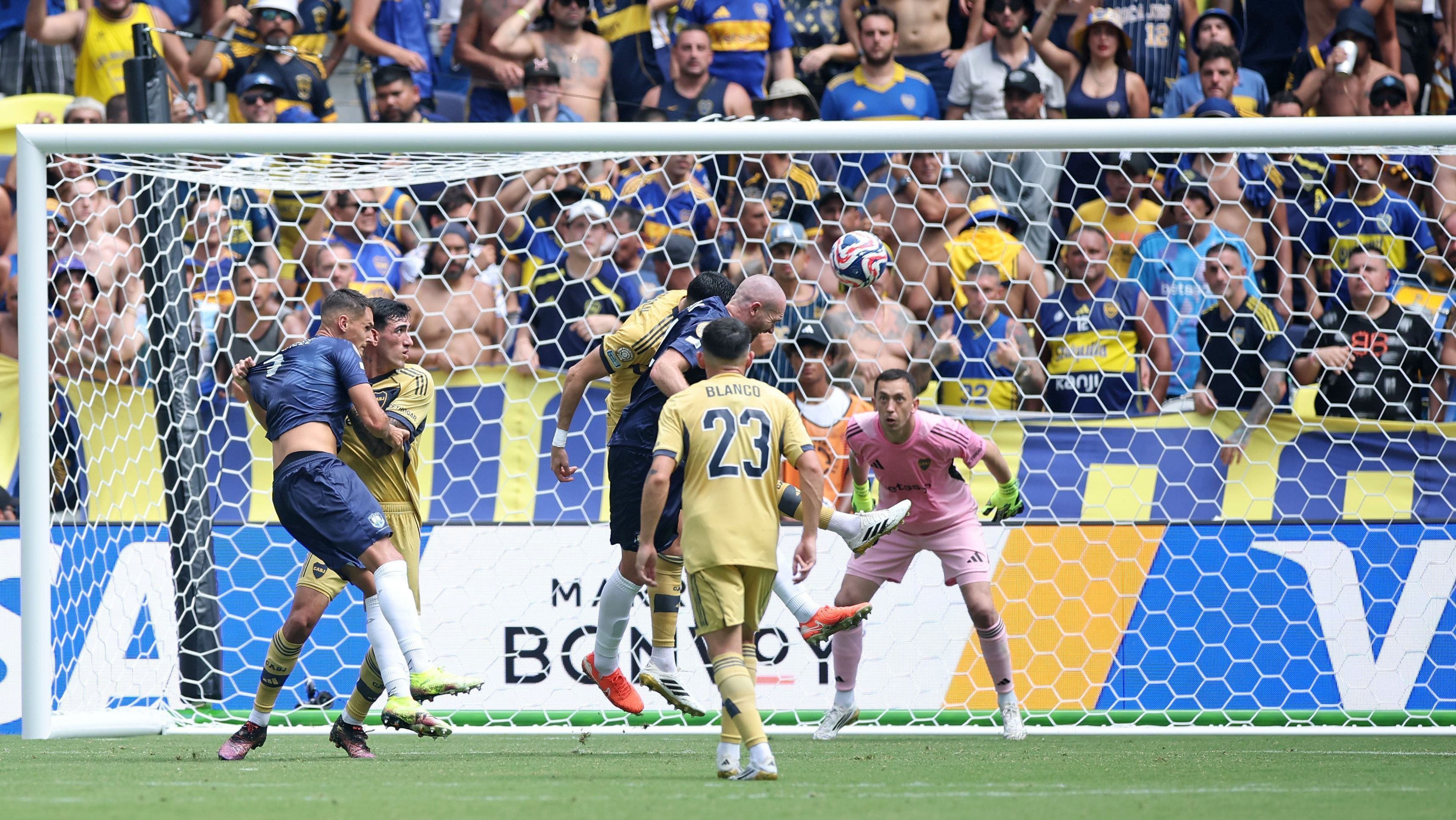 Christian Gray marca o gol do Auckland City sobre o Boca Juniors