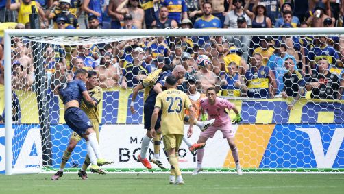 Christian Gray marca o gol do Auckland City sobre o Boca Juniors