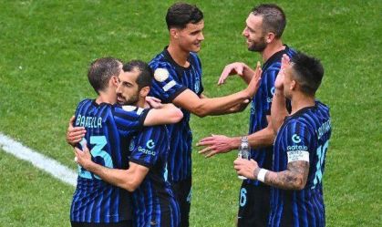 Jogadores da Inter de Milão comemoram gol de Carboni sobre o Urawa Reds no Mundial