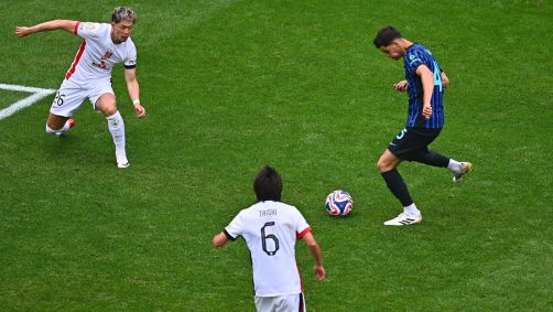 Carboni finaliza para marcar, nos acréscimos, o gol da virada do Inter de Milão sobre o Urawa Reds