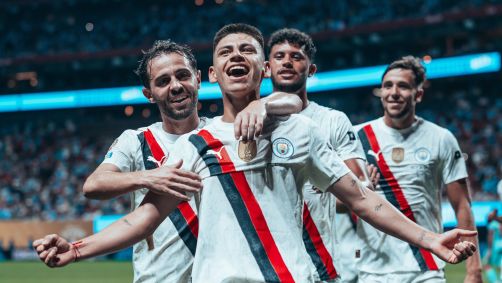Jogadores do Manchester City celebram gol de Echeverri