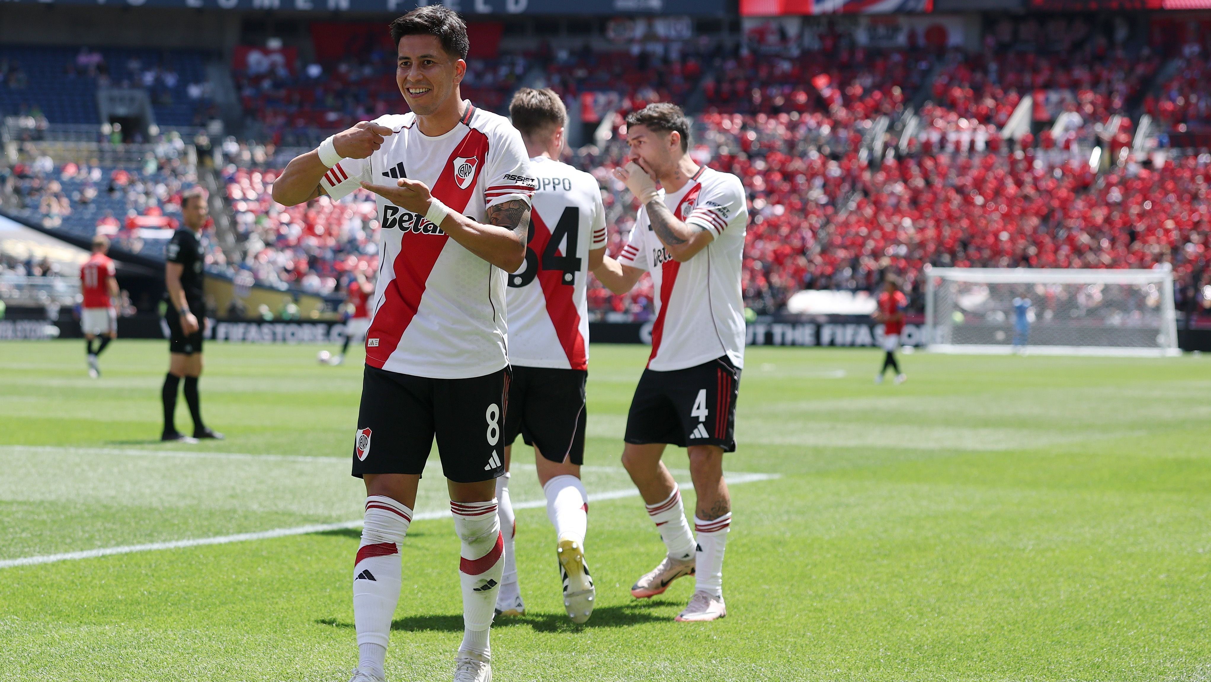 Maxi Meza comemora o terceiro gol do River Plate sobre o Urawa Red Diamonds