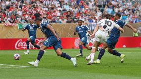Yildiz finaliza para marcar o terceiro gol da Juventus sobre o Wydad
