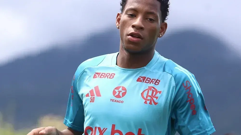 Gonzalo Plata, em tratamento de edema ósseo no joelho direito, é dúvida no Flamengo para o Mundial de Clubes