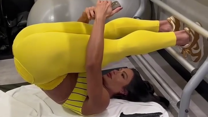 Gracyanne mostrou em suas redes sociais um treino de alongamento em que coloca os pés na cabeça enquanto mexe no celular