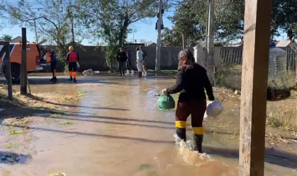 Guaíba sai da cota de inundação, mas ruas seguem alagadas em Porto Alegre