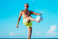 Vídeo: Guardiola joga "altinha" na praia com atletas do City no Mundial