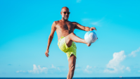 Vídeo: Guardiola joga "altinha" na praia com atletas do City no Mundial