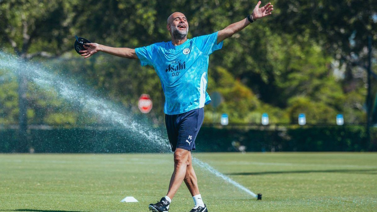 Pep Guardiola se diverte em treino do Manchester City em Boca Raton, na Flórida