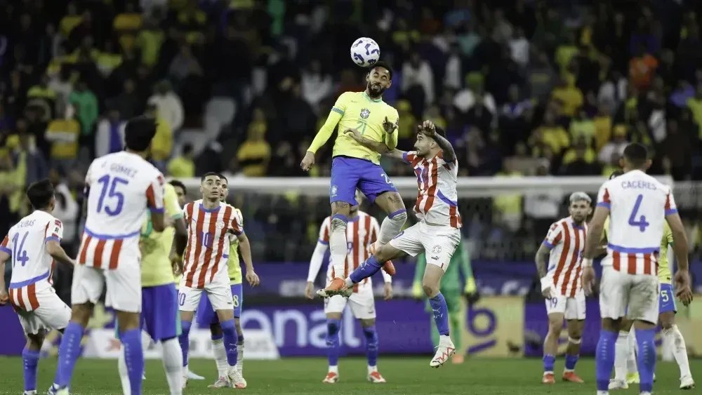 Pelo Paraguai, Gustavo Gómez (ao fundo) enfrentou a Seleção Brasileira