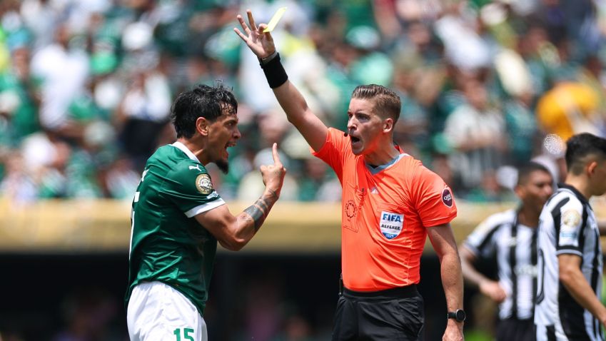 Gustavo Gómez levou cartão amarelo em partida contra o Botafogo • Foto: Robbie Jay Barratt - AMA/Getty Images