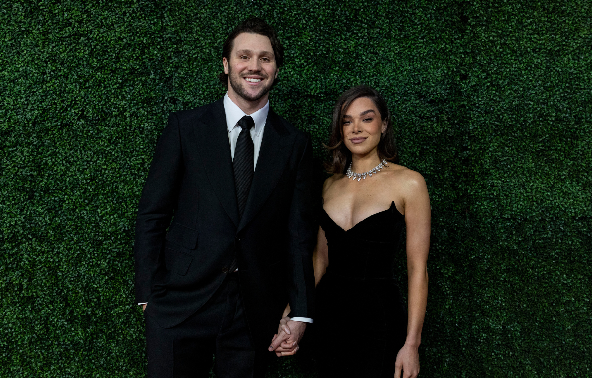 Hailee Steinfeld se casa com jogador de futebol americano; diz