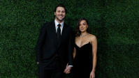 Hailee Steinfeld se casa com jogador de futebol americano; diz site