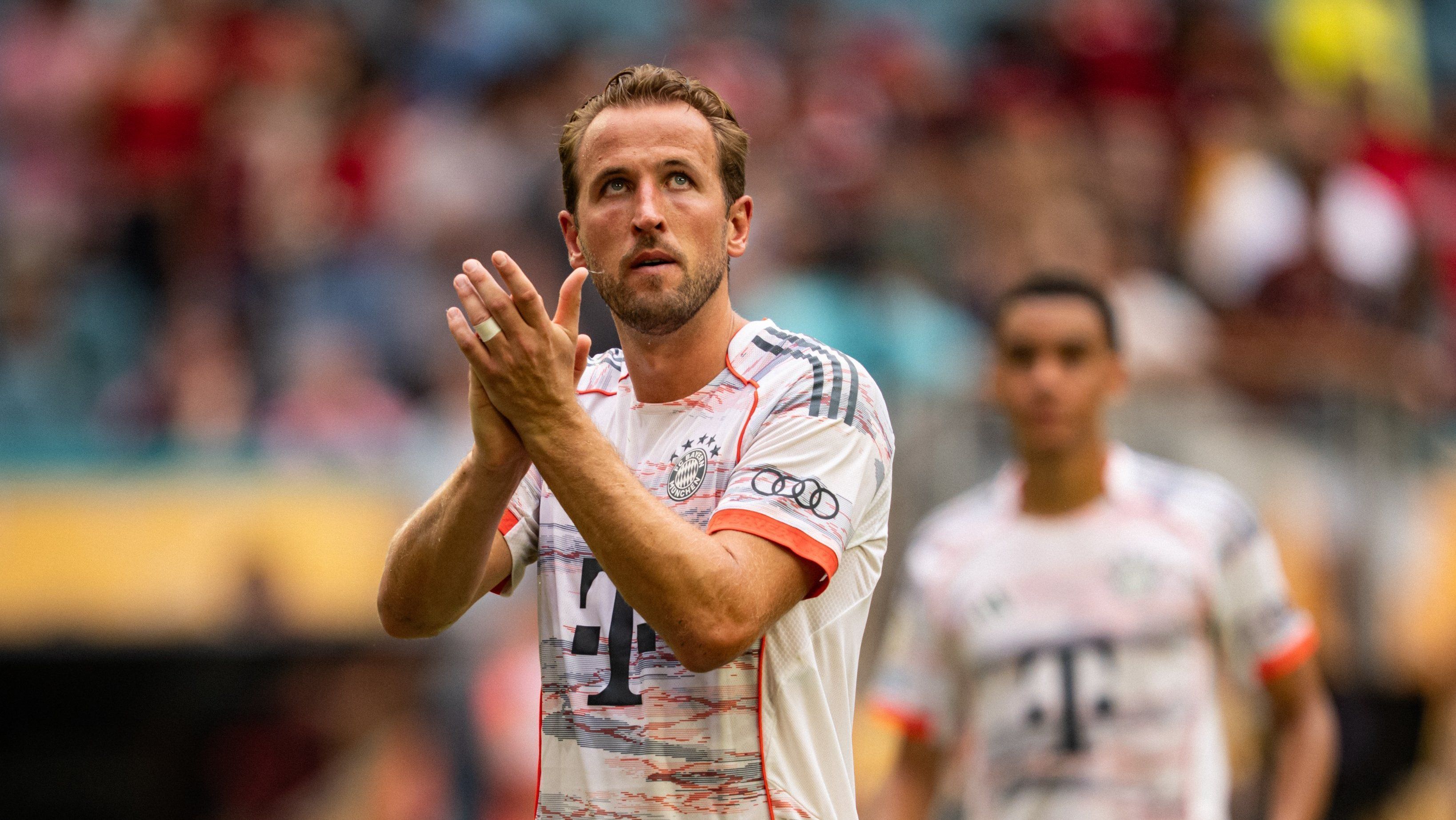 Harry Kane, do Bayern de Munique, agradece torcida após vitória sobre o Flamengo no Mundial de Clubes