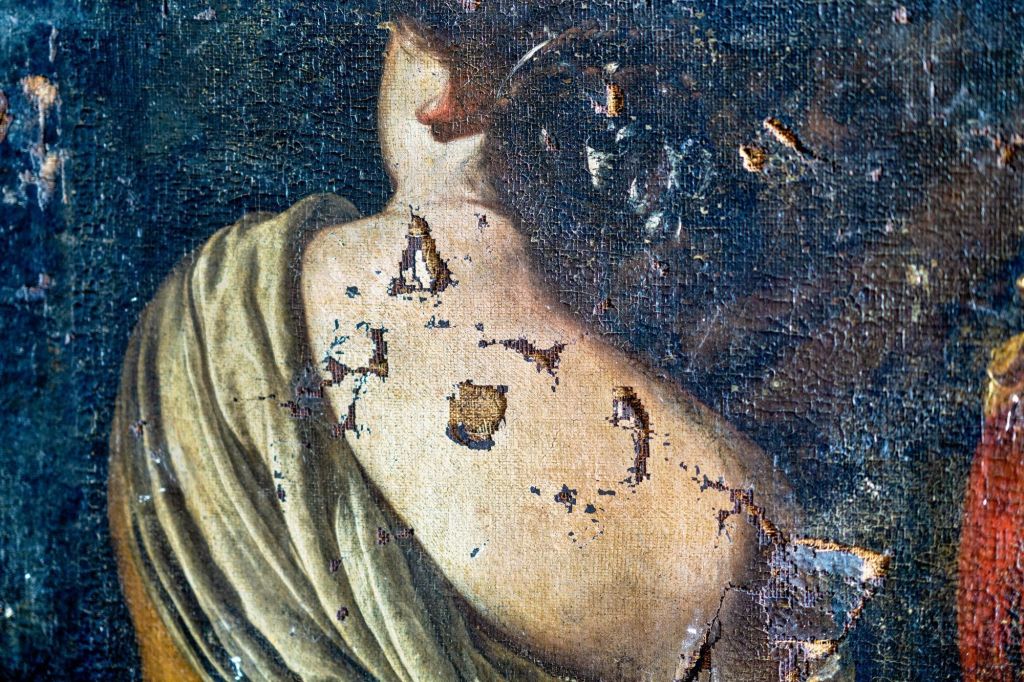 Uma imagem dos danos da figura drapeada no lado esquerdo de “Hércules e Ônfale”