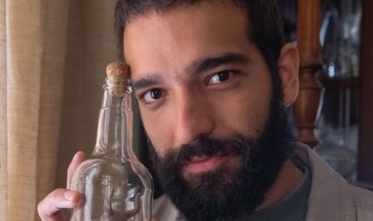 Humberto Carrão ganha "cramulhão" de presente um ano após "Renascer"