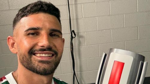Ignacio com o prêmio de melhor em campo de Fluminense 0 x 0 Mamelodi Sundowns